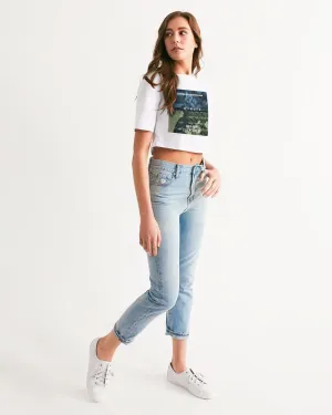 Dont judge by its cover Women's Cropped Tee